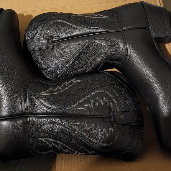 Ariat black leather cowboy boots size 11 wide